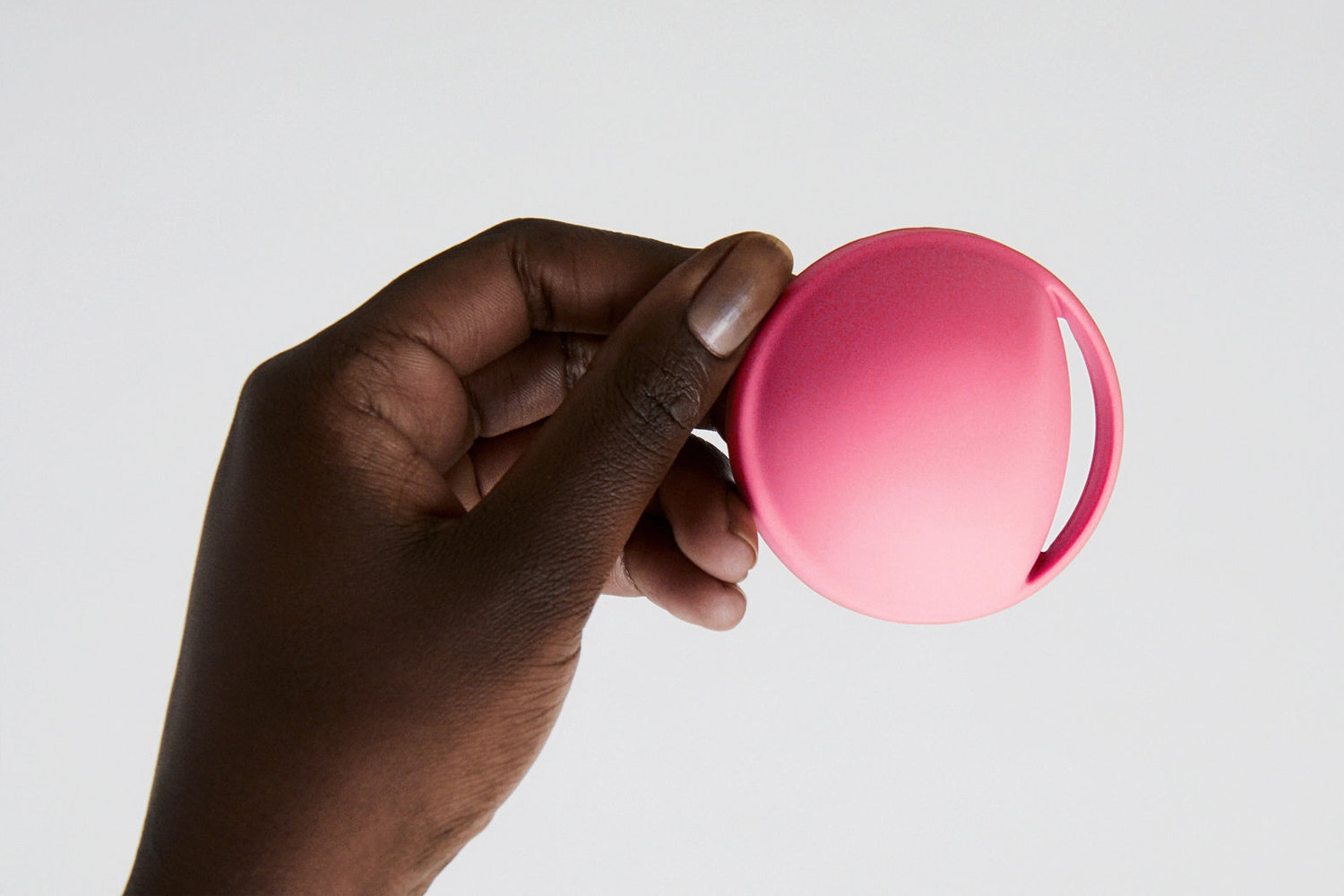 Hand mit Rayne Menstruations-Disc